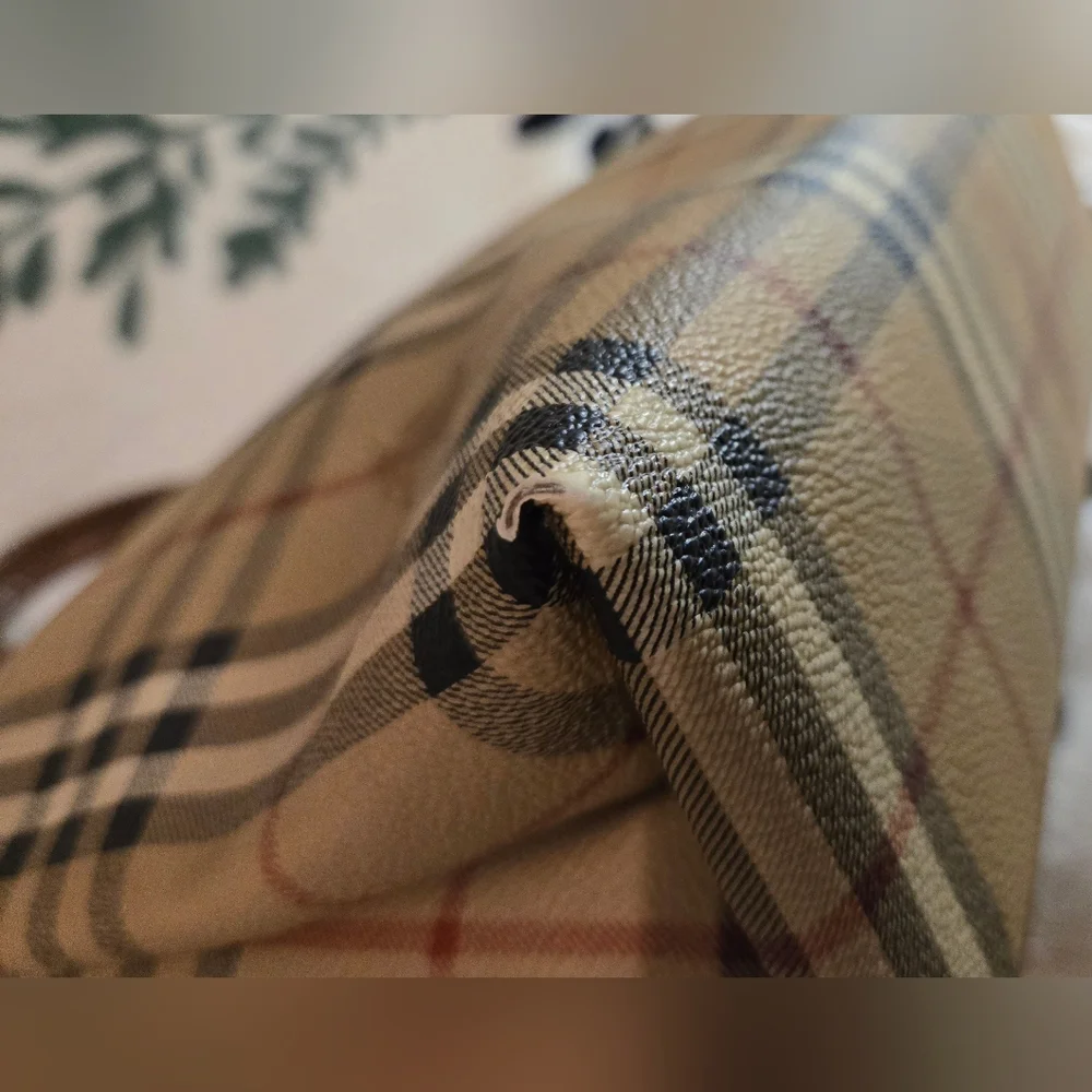 💯 Authentic Burberry Haymarket Check Pattern Tote - Picture 8 of 15